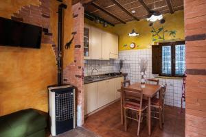 a kitchen with a table and a stove at Casa di Pierina in Poggibonsi
