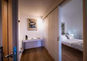 Giường trong phòng chung tại The ROOF - Flat Sea View in Aegina Town