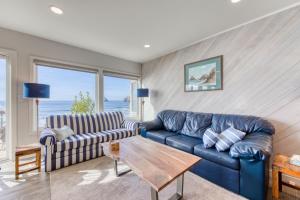 Zona d'estar a Oceanfront Cottage