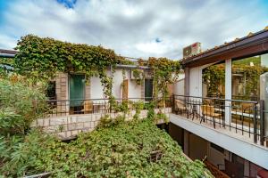 a house with ivy on the side of it at Hotel Savojo in Petrovac na Moru