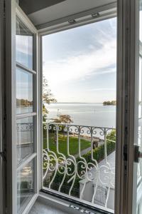 una ventana con vistas al océano desde una casa en Hotel Caraleon en Wasserburg