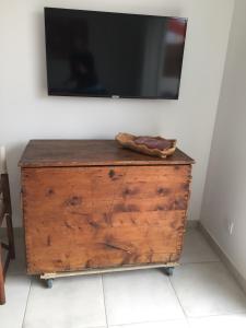 eine Holzkommode mit einem Flachbildfernseher darauf in der Unterkunft Les TERRASSES de BELLA VISTA(b) Belle maison bord de mer in Saint-Vincent-sur-Jard