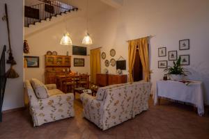 - un salon avec deux chaises et une table dans l'établissement Casa Museo A' Rina, à Belpasso