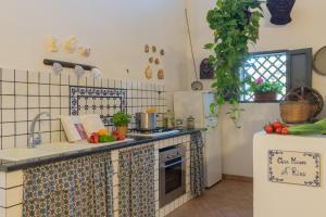 Il comprend une cuisine équipée d'un évier et d'une cuisinière. four supérieur dans l'établissement Casa Museo A' Rina, à Belpasso