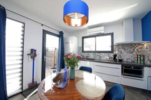 ガイヤックにあるbleu nuit studioの青い天井のキッチン(テーブル付)