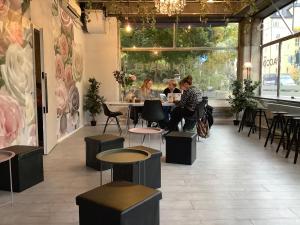 dos personas sentadas en una mesa en un restaurante en Acco Hostel, en Estocolmo