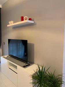 A television and/or entertainment centre at Casa vacanze Circle House Santa Filomena