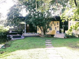 Taman di luar LLamados Fishing Lake +11 gambar