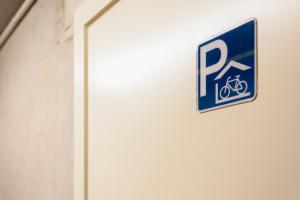 un panneau sur une porte avec un vélo dessus dans l'établissement Belcasa Family Suites & Lofts, à Westende