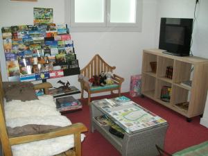 TV a/nebo společenská místnost v ubytování Hotel au Charme du Levat