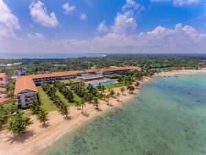 una vista aerea del resort e della spiaggia di Amaya Beach Passikudah a Pasikuda