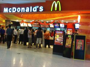 een menigte mensen die in een McDonalds winkel staan bij Palm Inn Ampang Point in Ampang