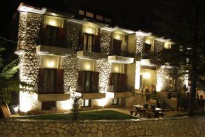 un edificio con luci sul lato di esso di notte di Mysaion Hotel a Synikia Mesi Trikalon