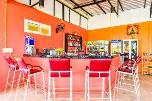 The lounge or bar area at OYO 429 Billabong Resort Cha Am