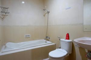 Koupelna v ubytování RedDoorz near Monumen Habibi Ainun