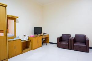TV a/nebo společenská místnost v ubytování RedDoorz near Monumen Habibi Ainun