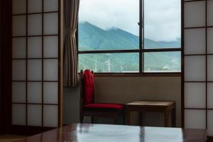 Vista generica sulle montagne o vista sulle montagne dall'interno del ryokan
