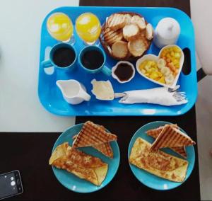- un plateau bleu avec des aliments pour le petit-déjeuner sur une table dans l'établissement Private Apartments in Caribe Dominicus solo adultos, à Bayahibe