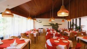 Reštaurácia alebo iné gastronomické zariadenie v ubytovaní Horský Hotel Neptun