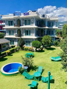 Piscina a Hotel Noble Inn花椒客栈 o a prop