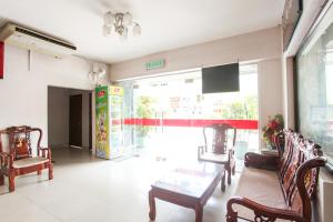 Habitación con sillas, mesa y ventana en OYO 89539 Hotel Siswa en Kampar