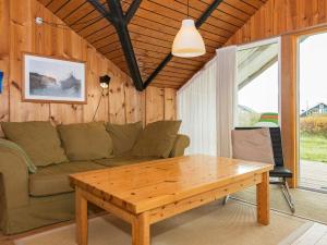 5 person holiday home in Harbo re في هاربور: غرفة معيشة مع أريكة وطاولة خشبية