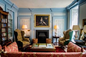 Una sala de estar con un sofá y una chimenea. en Great House, en Laugharne 48 fotos más