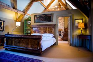 Un dormitorio con una cama grande en una habitación. en Great House, en Laugharne