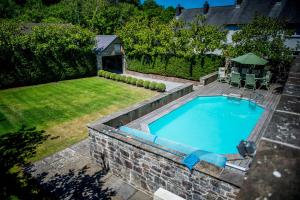 uma vista superior de uma piscina num quintal em Great House - Grand Georgian House With Outdoor Heated Pool em Laugharne