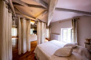 Postel nebo postele na pokoji v ubytování Le Moulin de Rudelle