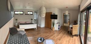 ein Schlafzimmer mit einem Bett und ein Wohnzimmer in der Unterkunft Gemütliche Heide-Ferienwohnung in Soltau