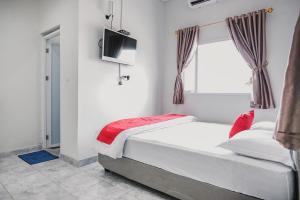 RedDoorz @ Jalan Narada Lampung tesisinde bir odada yatak veya yataklar