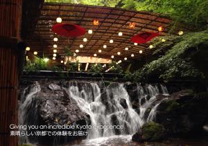 een waterval met twee rode paraplu's boven een waterval bij Kyoto Miyabi Inn in Kyoto