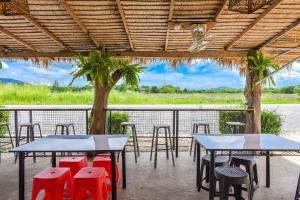 A restaurant or other place to eat at OYO 429 Billabong Resort Cha Am
