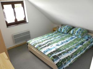 DaboにあるLarge chalet with magnificent viewsの小さなベッドルーム(ベッド1台付)が備わる屋根裏部屋です。