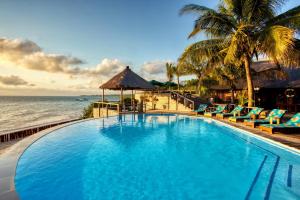 a large swimming pool next to the ocean at Vila Do Paraiso in Vilanculos