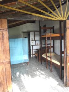 een kamer met 2 stapelbedden en een blauwe muur bij Hospedaria Cumuruxatiba in Cumuruxatiba