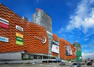un grand bâtiment avec une façade en brique orange dans une ville dans l'établissement Cozy Kelana Jaya Semi-D Apt near Mall, College & Hospital, à Petaling Jaya