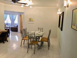 - une salle à manger avec une table et des chaises dans l'établissement Cozy Kelana Jaya Semi-D Apt near Mall, College & Hospital, à Petaling Jaya