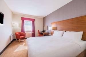Una cama o camas en una habitación de Clarion Cedar Court Wakefield Hotel