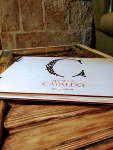 una caja sobre una mesa de madera en Masseria Cataldo en Corigliano dʼOtranto
