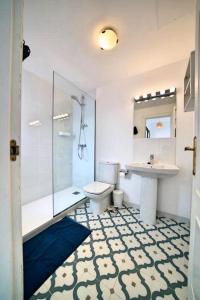 A bathroom at Arena Blanca
