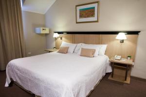 Cama ou camas em um quarto em Argentino Hotel