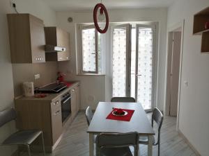 een keuken met een tafel met een rode plaat erop bij ALEXA casa vacanze in Pero