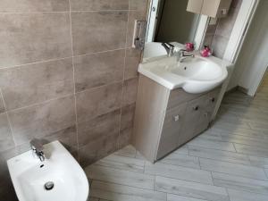 een badkamer met een wastafel en een toilet bij ALEXA casa vacanze in Pero