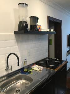 Una cocina o zona de cocina en 3 quartos 1 quadra da praia Copacabana