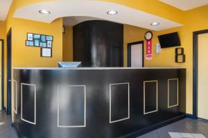 a bar in a restaurant with yellow walls at Econo Lodge Inn & Suites in Fort Oglethorpe