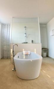 A bathroom at Nikolaier Weinblick - Chalet Sauvignon Blanc