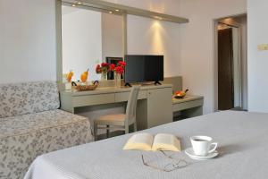 Un pat sau paturi într-o cameră la Possidi Holidays Resort & Suite Hotel