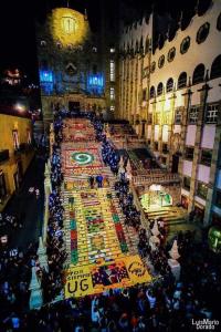 a large crowd of people standing in a large building at Loft en Casa Jasso! in Guanajuato
